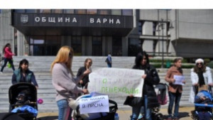 20 майки с колички протестираха срещу паркиралите коли по тротоарите