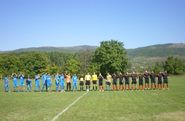 Девойка Кюстендилска пролет 2013 подкрепи ФК Кюстендил и видя 11 гола