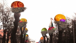 Гнезда с шарени яйца и щъркели кацат в центъра на