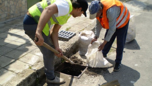 Почистват и подменят шахти в Дупница канализация в Самораново