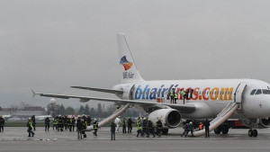 На Летище София тренираха за аварийно кацане на самолет СНИМКИ