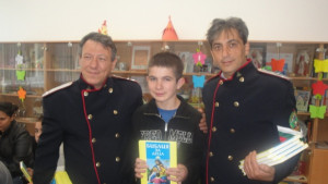 Казаци зарадваха децата от Ресурсния център с великденска украса и