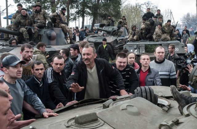 Украински военни предадоха оръжията си на проруски бунтовници