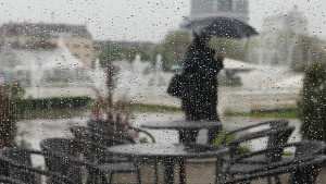 Облачно със слаб дъжд