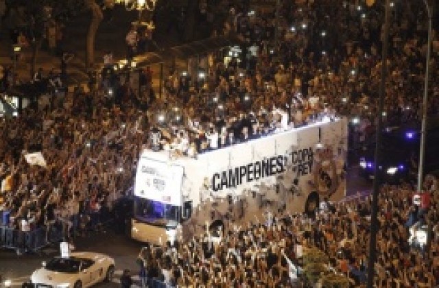 ВИДЕО: Реал празнува цяла нощ с феновете си в Мадрид