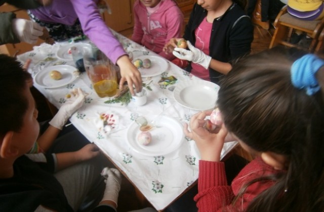 Деца боядисваха яйца във Великденската работилница Шарено яйце