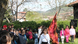 Началното училище в Елена чества патронния си празник