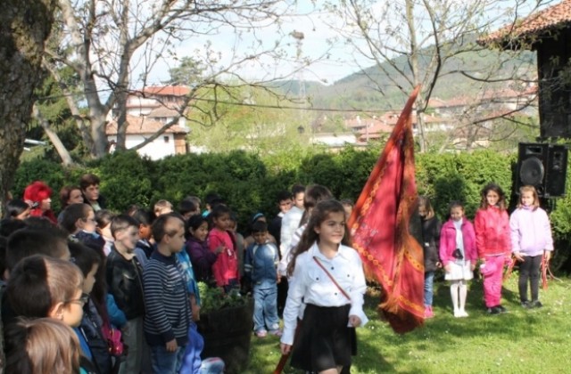 Началното училище в Елена чества патронния си празник