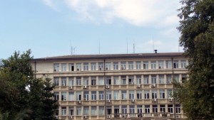 Посегнаха и на теменужките пред Съдебната палата