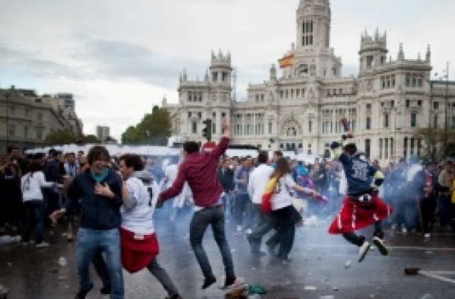 ВИДЕО: Вижте радостта на феновете на Реал на площад Сибелес