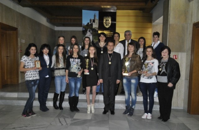 Кметът прие хандбалистките на Етър 64, връчи им златните медали от Купа България