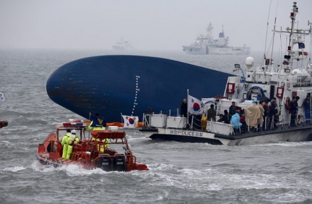 Расте броят на жертвите от корабокрушението край Южна Корея