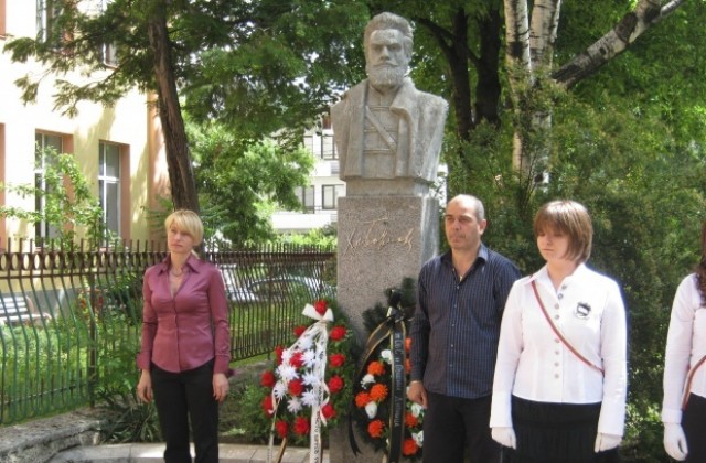 Спомен за Априлското въстание пред паметника на Христо Ботев в Дупница