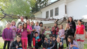 Деца боядисваха великденски яйца в Елена