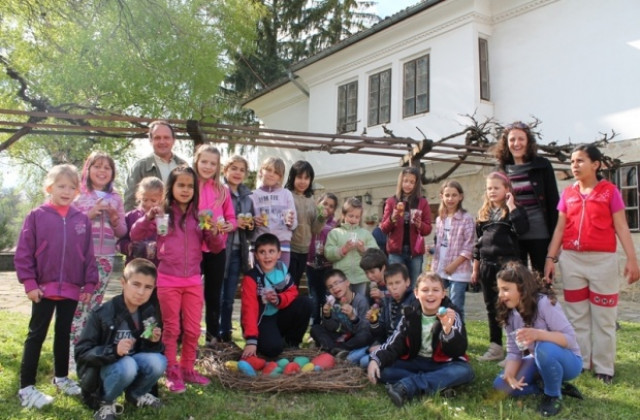 Деца боядисваха великденски яйца в Елена