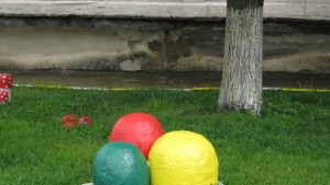 Великденска украса от пластмасови бутилки и камъни в с Ресилово