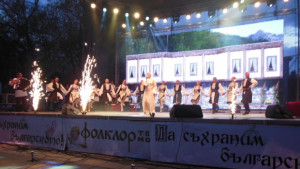 Чакърдъкова и Първанов водиха хорото на Великден в Кюстендил