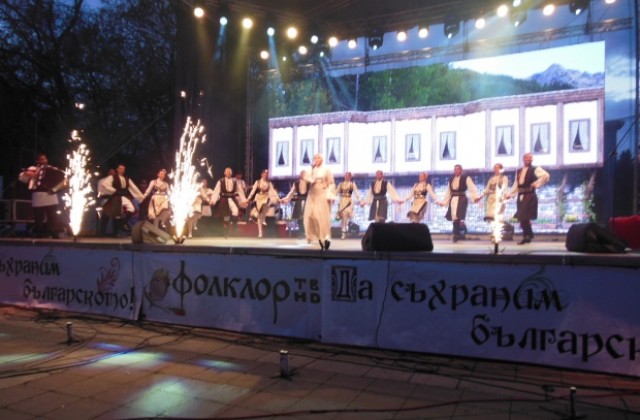 Чакърдъкова и Първанов водиха хорото на Великден в Кюстендил