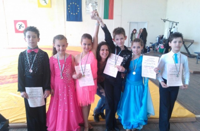 Ксани денс с купа и пълен комплект медали от Средногорие танцува