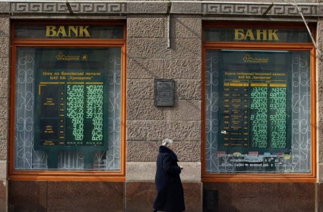 Предаде се мъжът, взел заложници в банка в Белгород