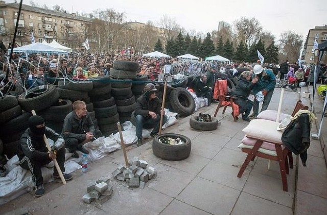 В Луганск протестиращи обявиха създаването на единен щаб за Югоизточна Украйна