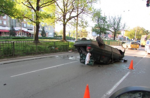 Мъж катастрофира с крадена кола и избяга