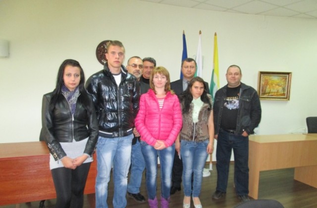 Абитуриенти получиха подкрепа за бала от бизнесмени