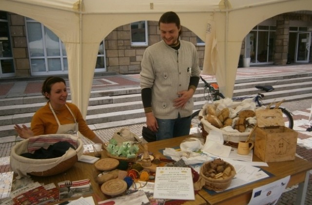 Хляб със седем ядки, кафе с лимец и камъчета с късмет на  Екобазар 2014