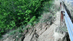 Опасно свлачище пълзи към Струмяни