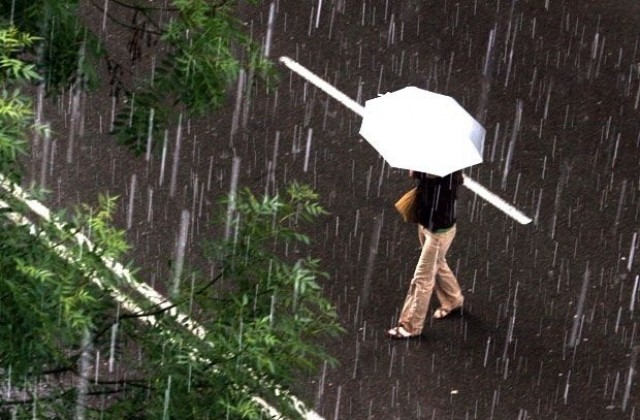 Слаб дъжд в региона, гръмотевици в страната