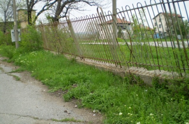 Започва спешен ремонт на оградата на училището в Яхиново
