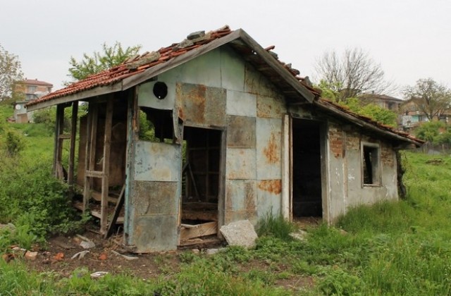 Царево събаря незаконните плевни