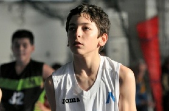 Борислав Младенов става част от тима на Римини, баща му може да го последва
