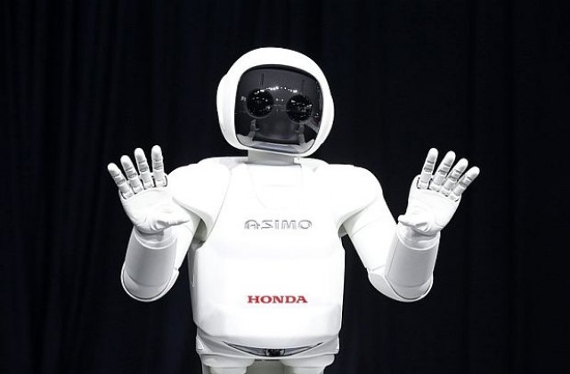 Обама рита футбол с японски робот