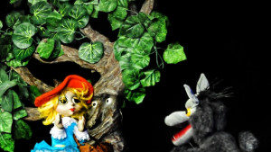 Червената шапчица идва за среща с търновските деца