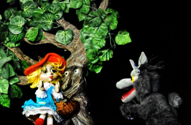 Червената шапчица идва за среща с търновските деца