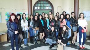 Кандидатките за короната на Царица Роза посетиха библиотека Искра