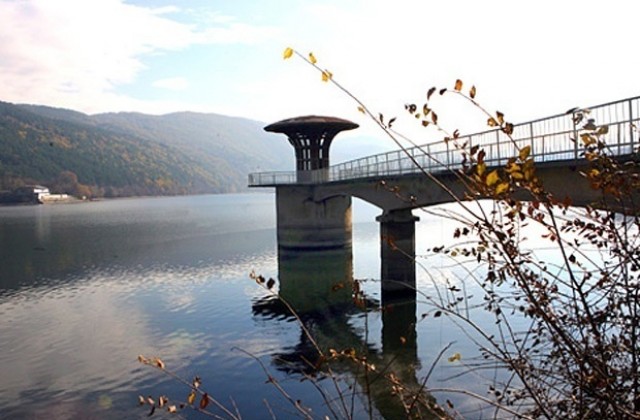 Облачно с валежи от дъжд