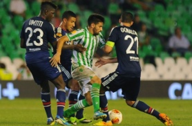 Рафа Бенитес на път да договори централните защитници на Лион