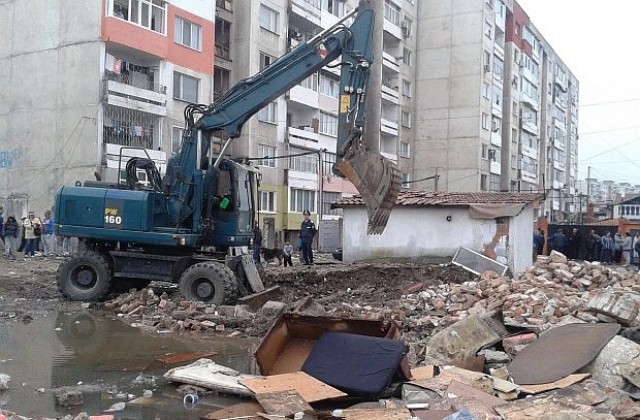 Багери бутат незаконни сгради в Столипиново