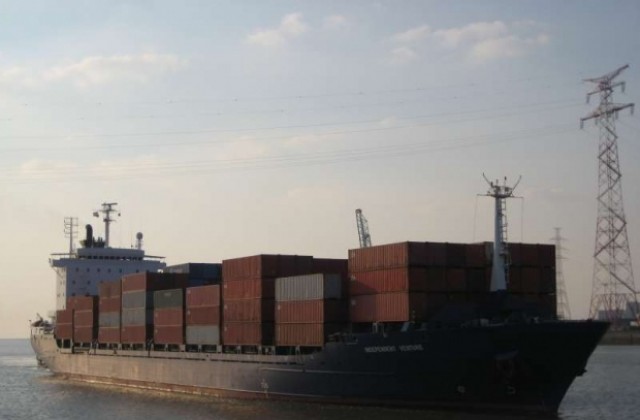 Товарен кораб заседна на пристанище Варна