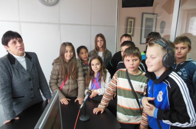 Деца гостуваха  и разпитваха в Дарик- Кюстендил