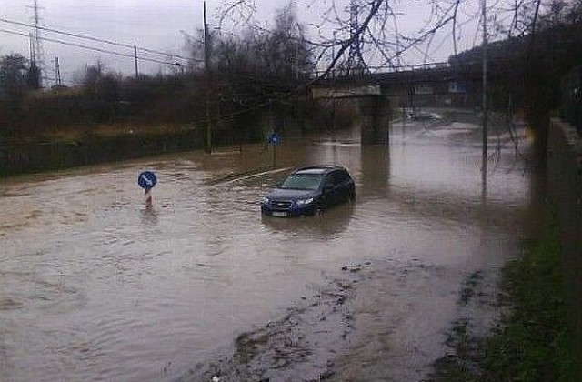Свлачище затвори жп линията Хасково-Кърджали, дъждът наводни къщи