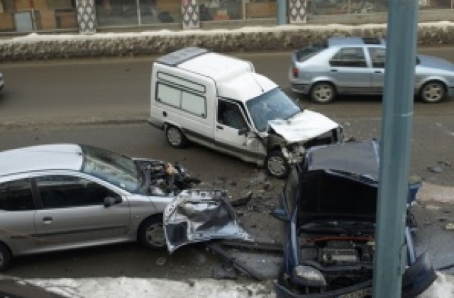 Верижна катастрофа на оживено варненско кръстовище