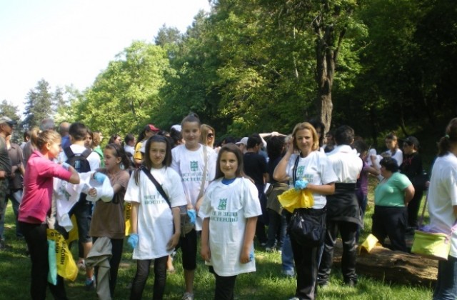 Областна администрация ще чисти Хисарлъка. Раздадени са над 4000 чували и ръкавици