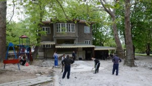 Премахнаха бетона в Морската градина