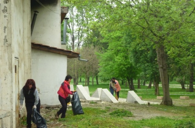 В Павликени вече изчистиха два от парковете в града