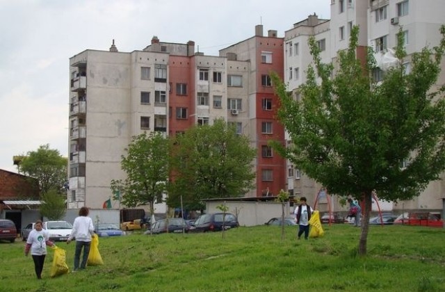 Заместник-министър чисти за ден в Хасково