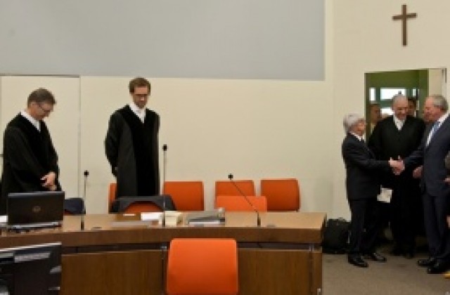 Екълстоун изтощен още след първия ден на процеса