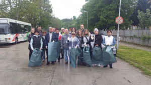 Великотърновски общинари отново чистиха край Старческия дом